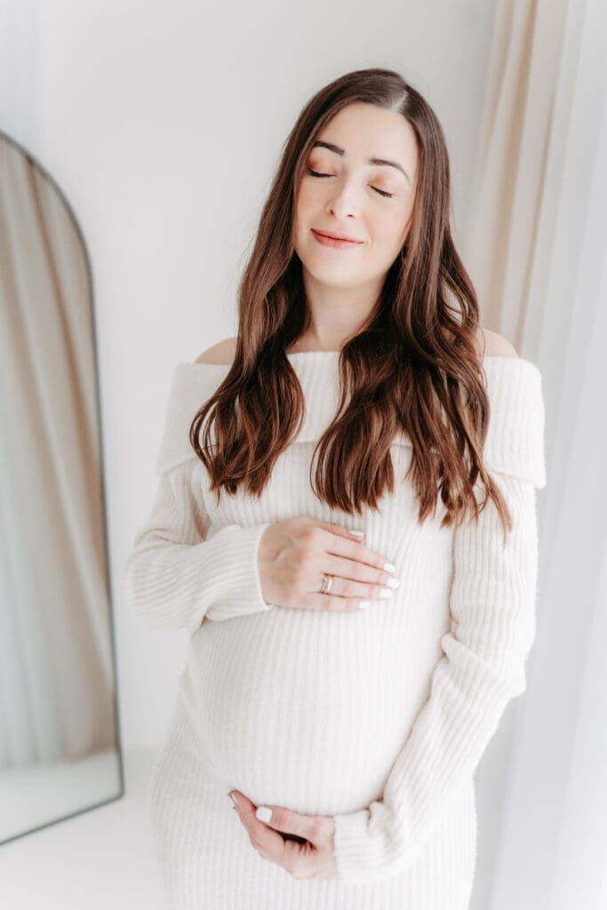 jemné těhotenské focení v přirozeném světle