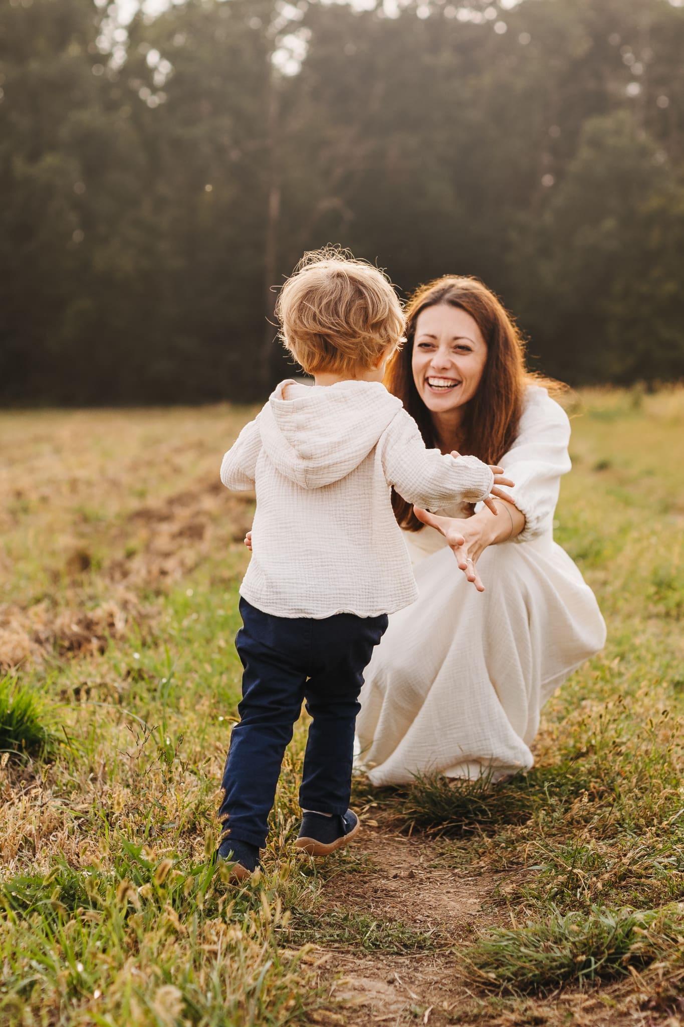 focení maminky s dítětem v lese