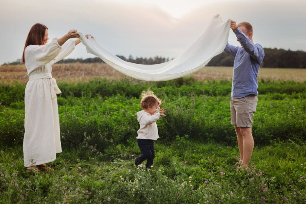 autentické focení s dítětem na louce